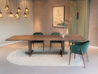 Eetkamerstoel Remilly - Eppic select onega forest - walnut groene fluwelen eetkamerstoel met retro uitstraling