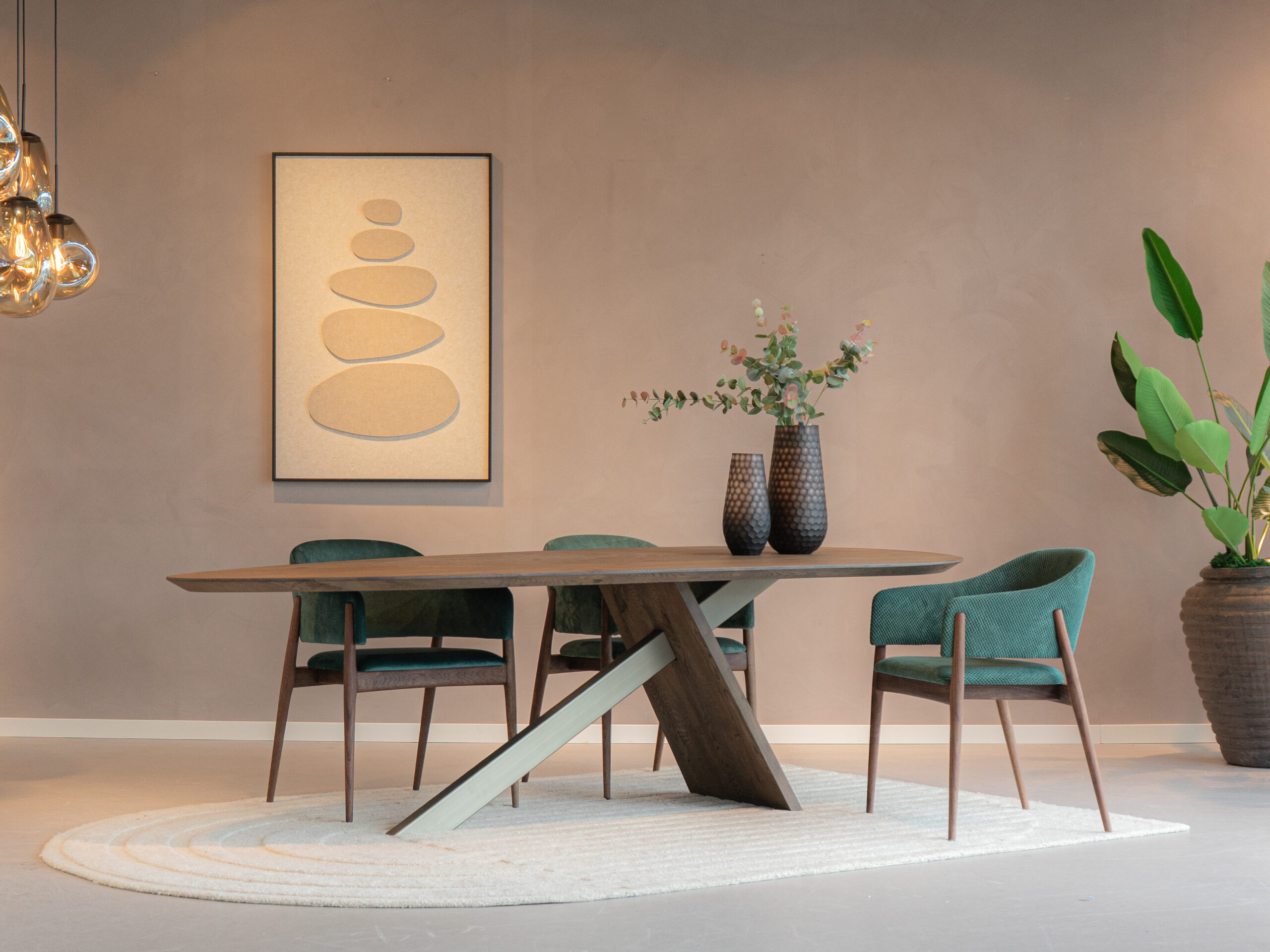 scandinavische eetkamerstoel met walnoot poten