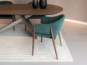 Eetkamerstoel Remilly - Eppic select onega forest - walnut stoffen bekleding en houten onderstel eetkamerstoel