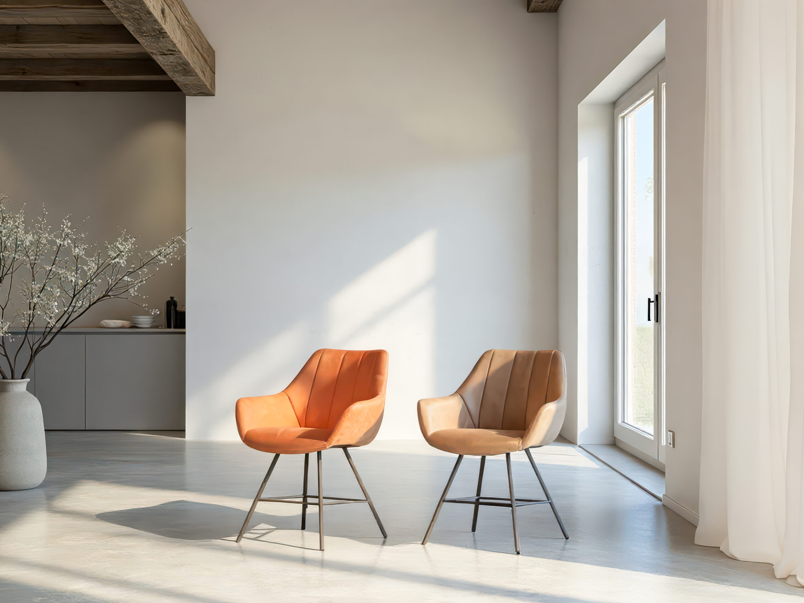 2 leren eetkamerstoelen met metalen onderstel