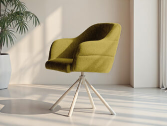 Eetkamerstoel in warme okertint met driehoekig metalen onderstel