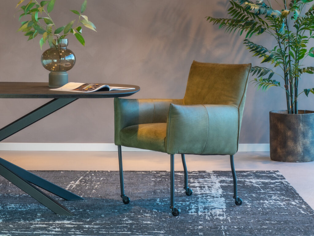 groene leren eetkamerstoelen op wielen
