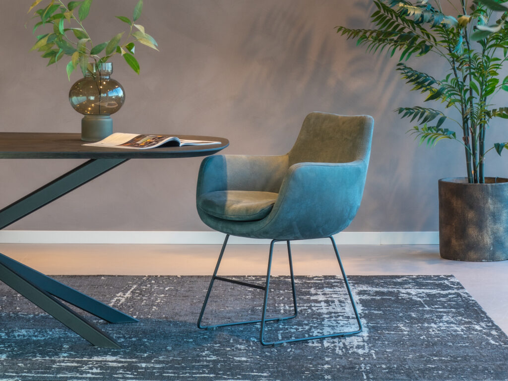 blauw luxe eetkamerstoel met rank onderstel