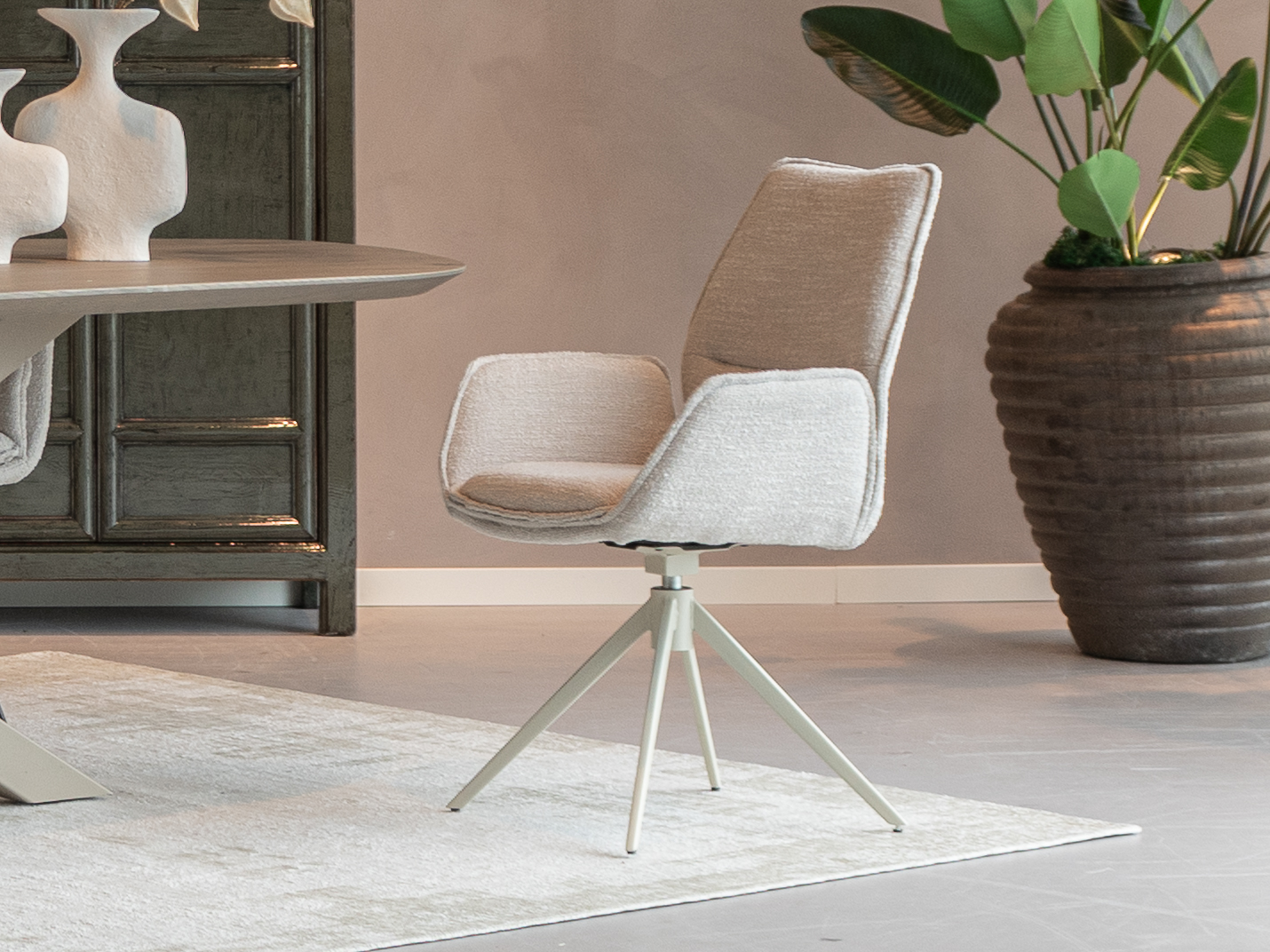 functionele en stijlvolle eetkamerstoel, aanpasbaar in kleur en materiaal