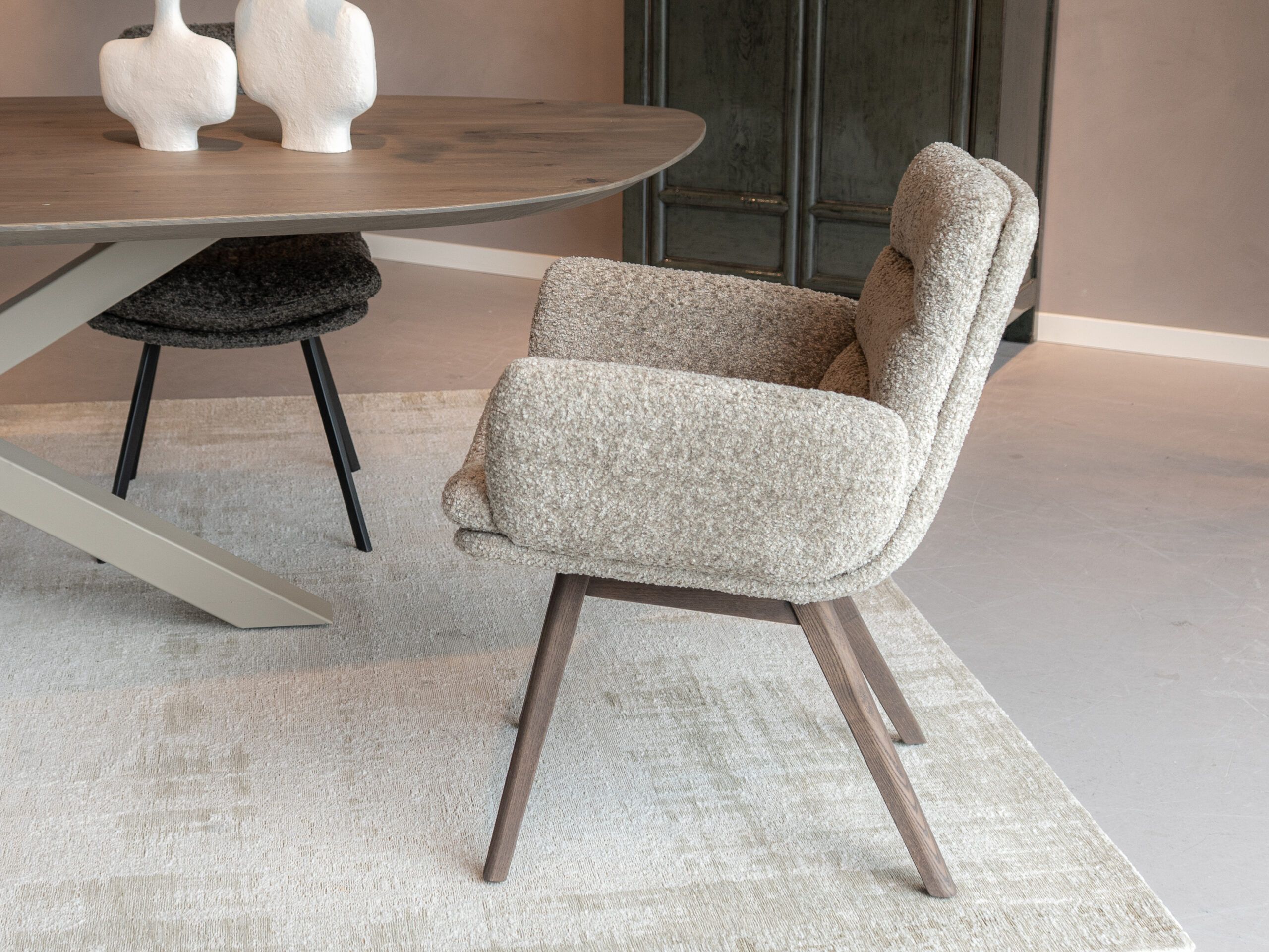 Designstoel met houten poten en eigentijdse kuipzitting