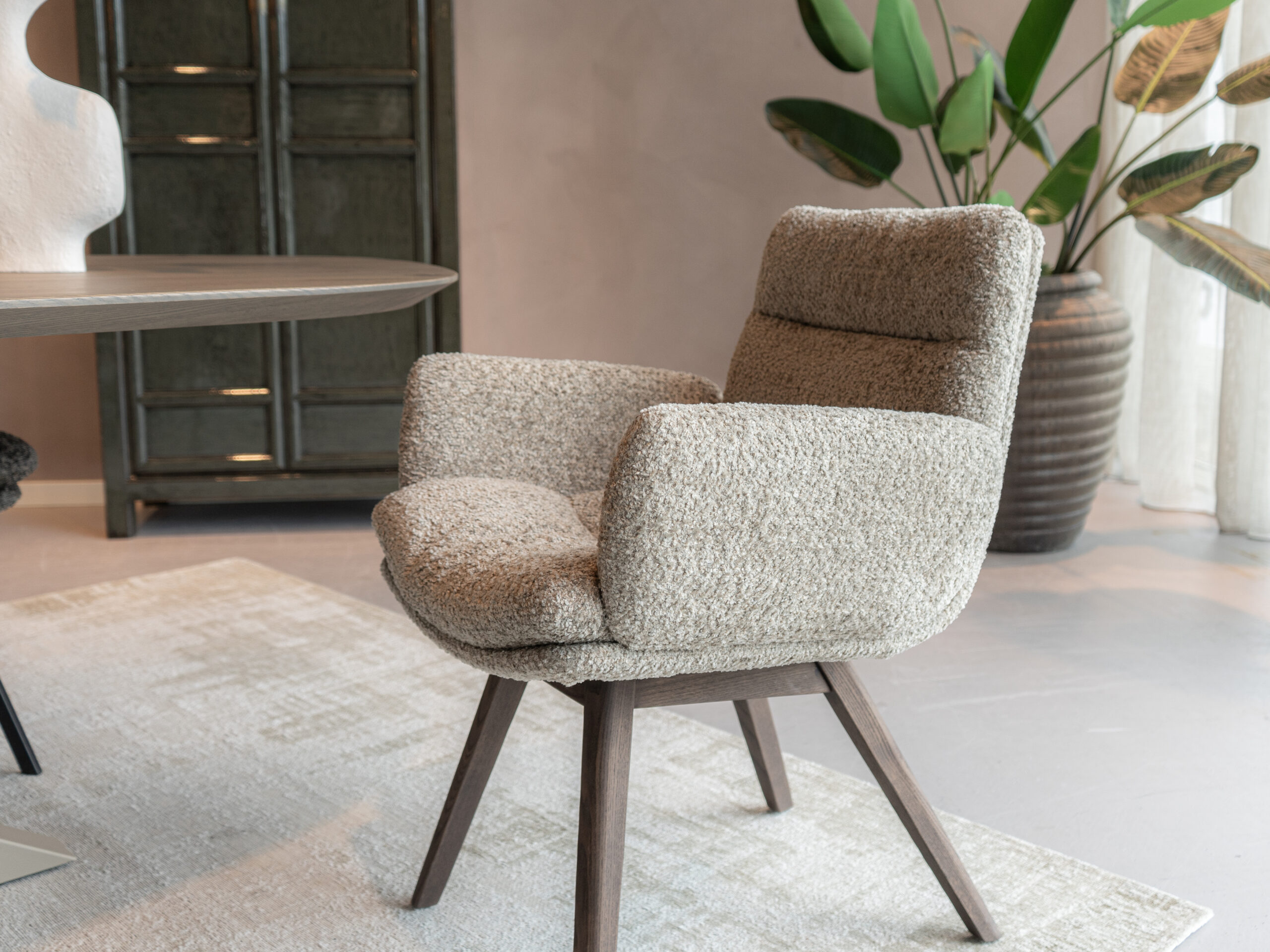 Comfortabele eetstoel met stevig houten onderstel en zachte rugkussens