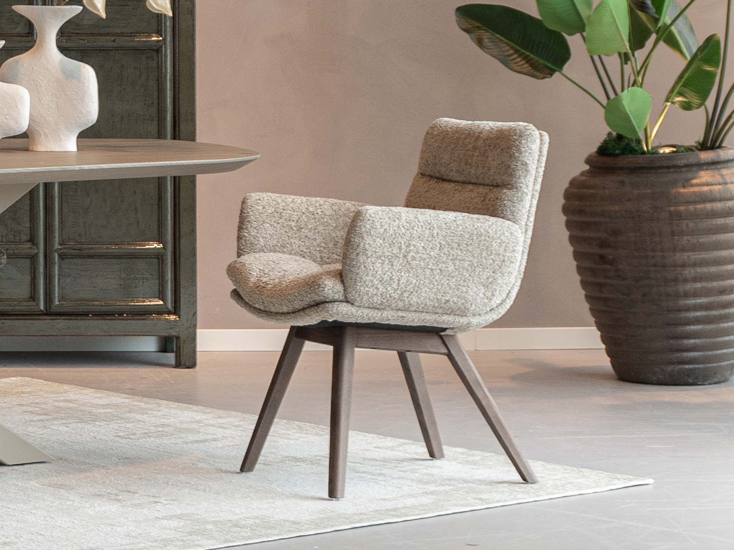 eetkamerstoel met licht houten onderstel en landelijke ontwerp