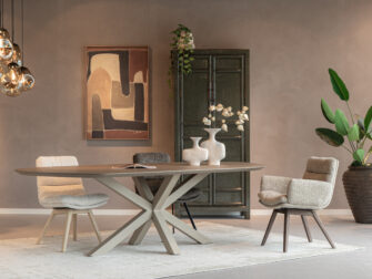 Eetkamerstoel met massief houten frame en comfortabele stoffen zitting