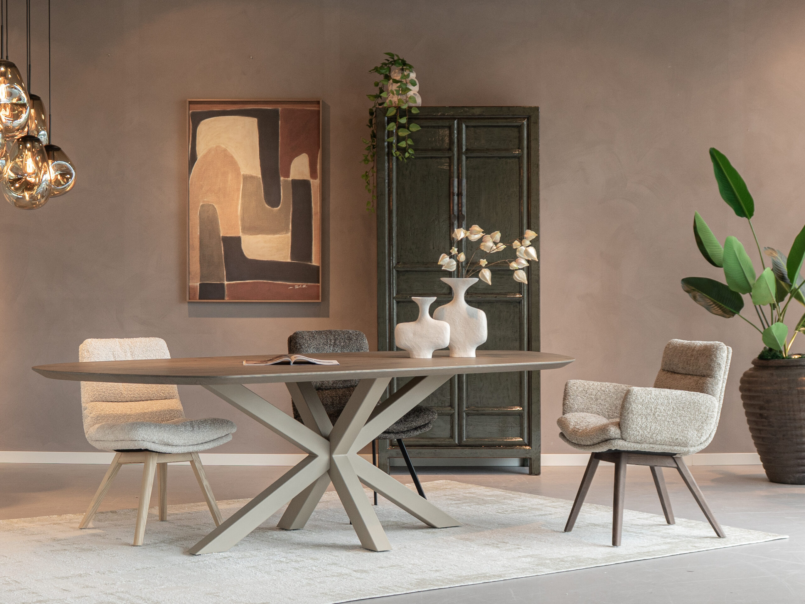 Eetkamerstoel met massief houten frame en comfortabele stoffen zitting