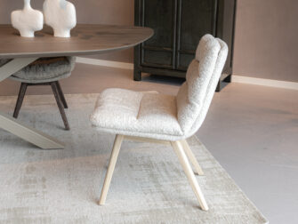 Tijdloze eetstoel met natuurlijke houttint en ergonomisch design