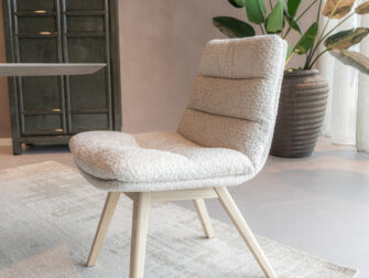 Eetkamerstoel zonder arm leuning, houten frame en slanke zitting