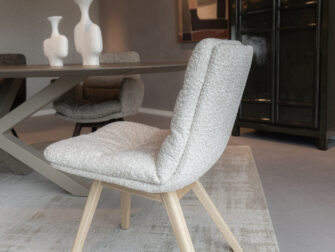 Eetkamerstoel met houten frame, geschikt voor langdurig zitten