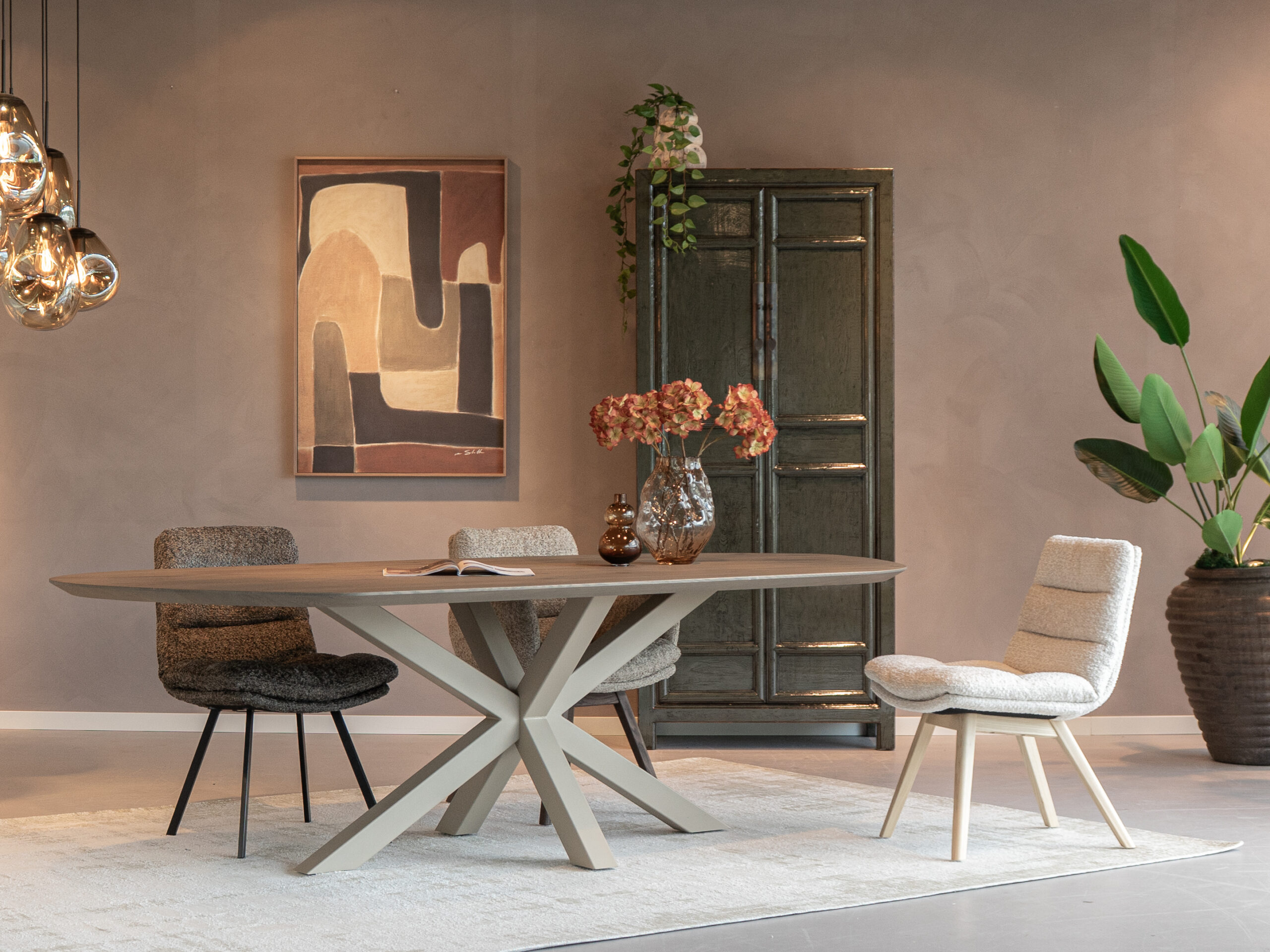 Scandinavische eetkamerstoel met licht houten onderstel en minimalistisch ontwerp