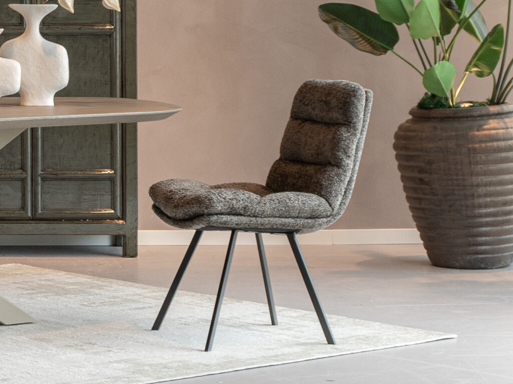 Eetkamerstoel met houten of metalen poten