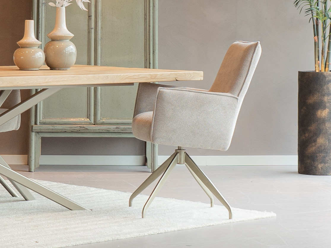 Luxe stoel met gekleurde draai poot en autoreturn functie