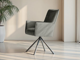 Lichtgrijze eetkamerstoel met hoge rug en armleuningen