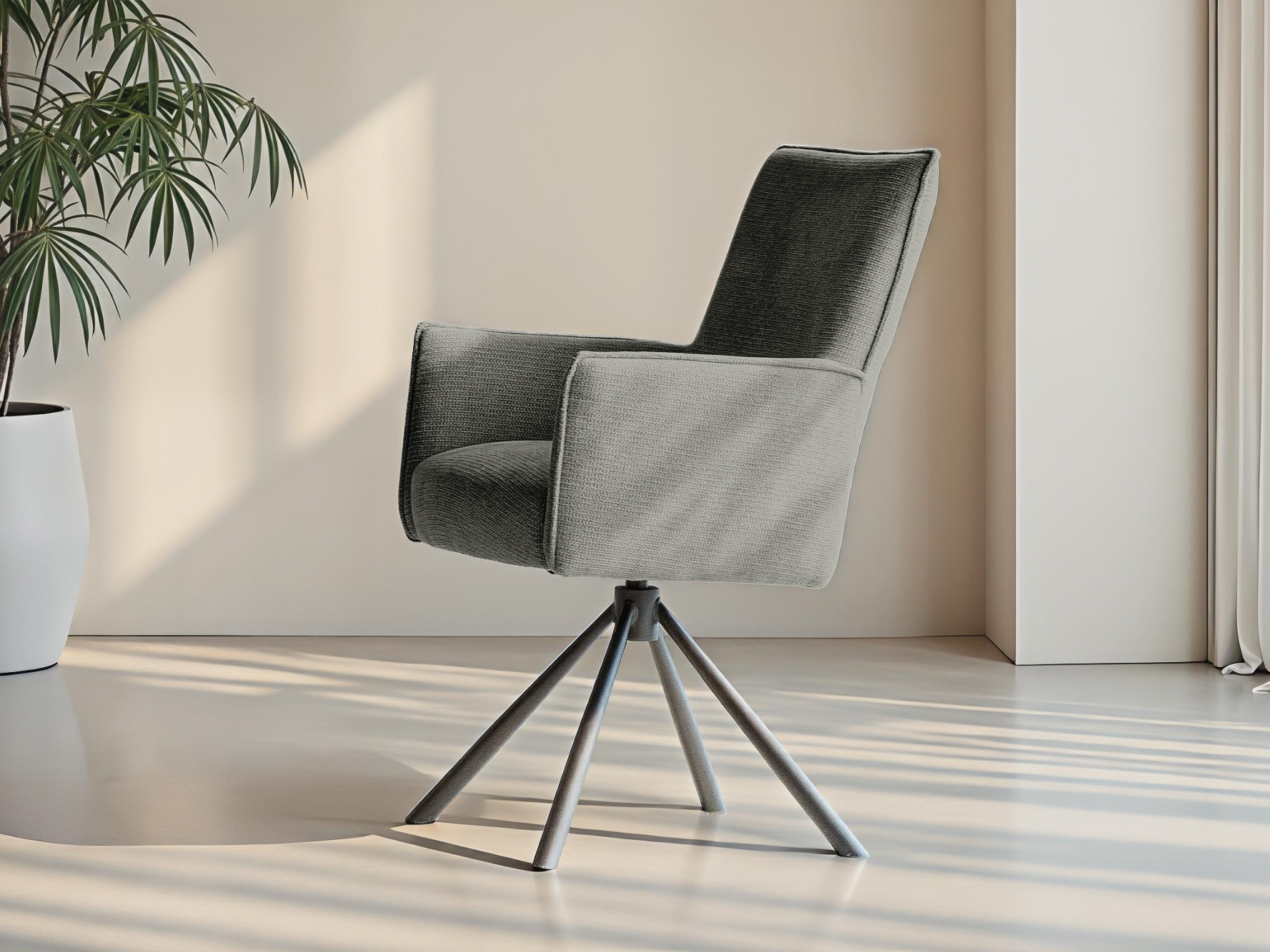 Lichtgrijze eetkamerstoel met hoge rug en armleuningen