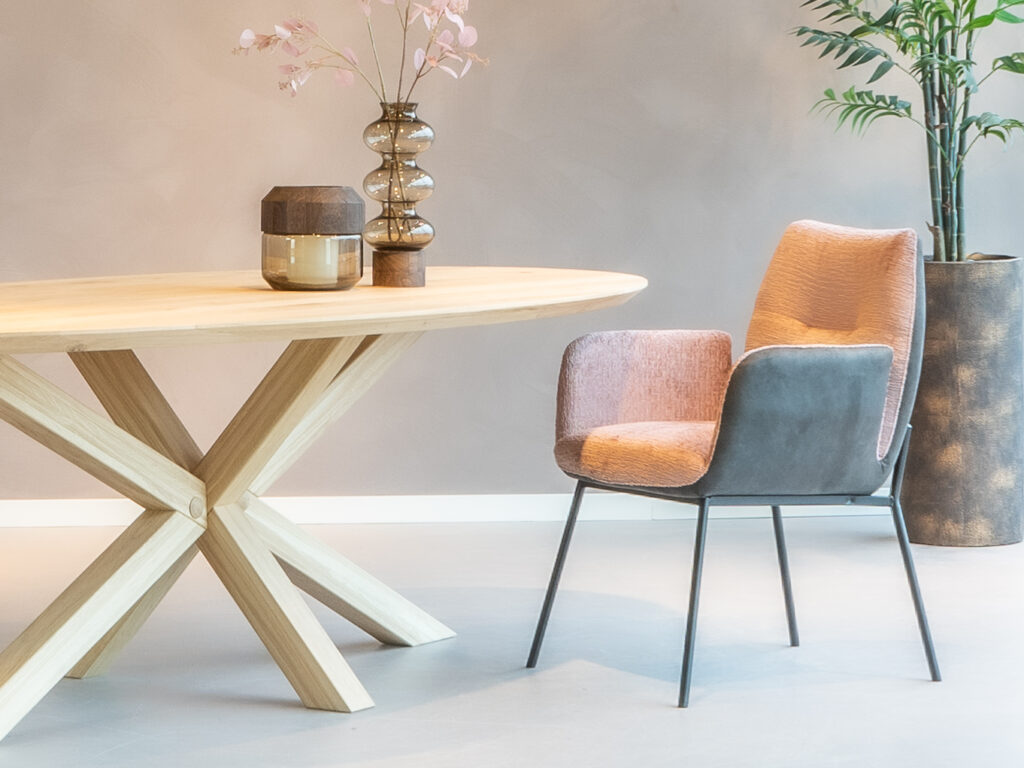 Comfortabele eetkamerstoel met armleuningen in 2 materialen gestoffeerd