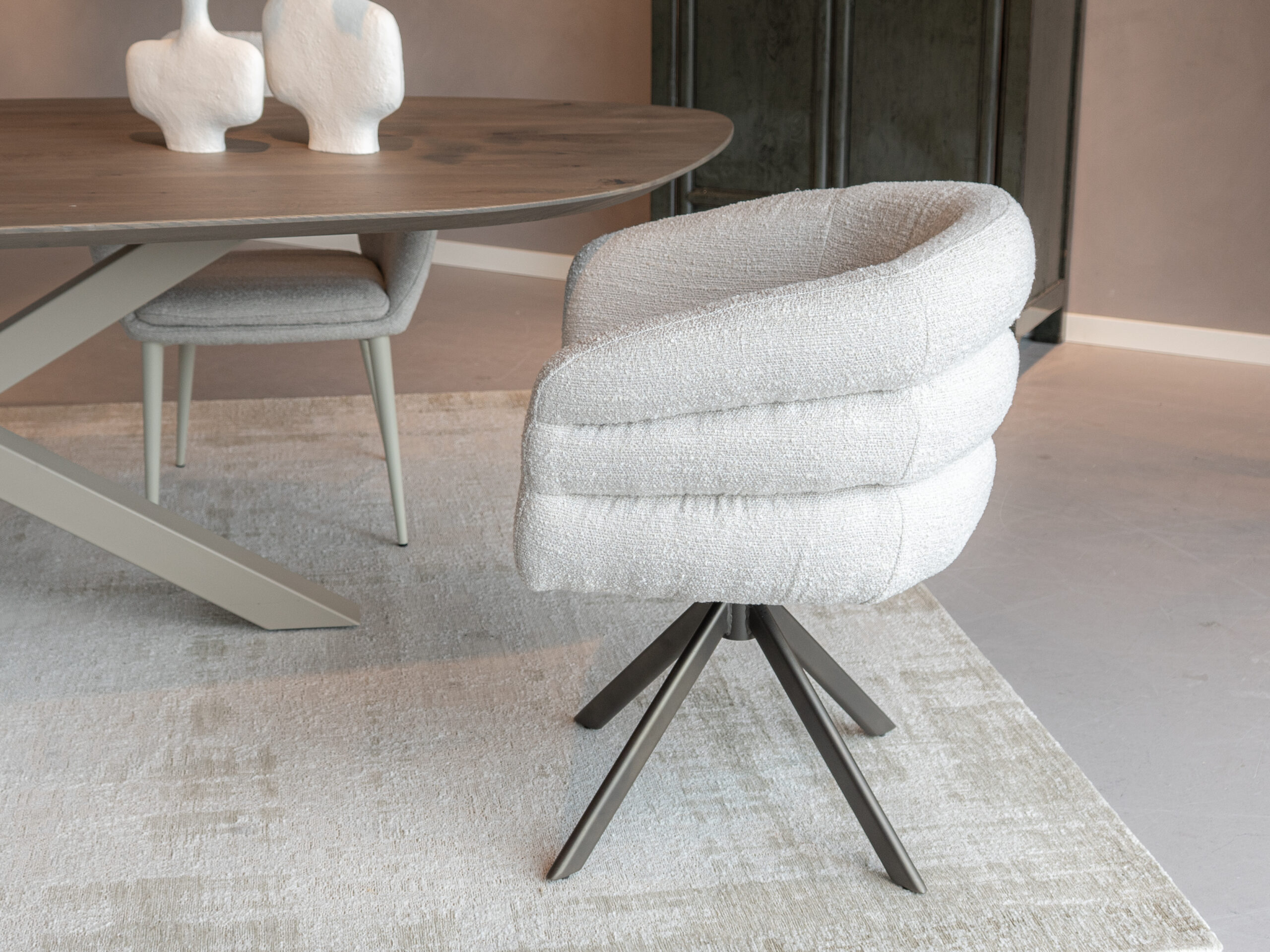 Comfortabele kuipstoel met gebogen rugleuning en metalen poten