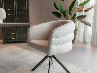 Ronde kuip eetkamerstoel met comfortabel zitvlak en stevig metalen onderstel