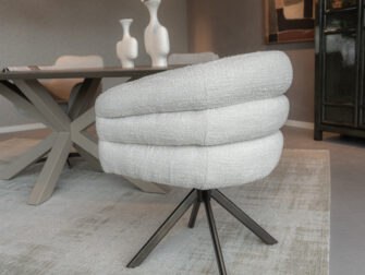 eetkamerstoel met ronde kuipzitting en strak metalen onderstel