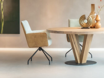 Elegante eetkamerstoel Imperia met een combinatie van caramel en ivoor voor een luxueuze eetkamer.
