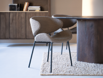 Bruine eetkamerstoel met comfortabele zitting en zwart onderstel