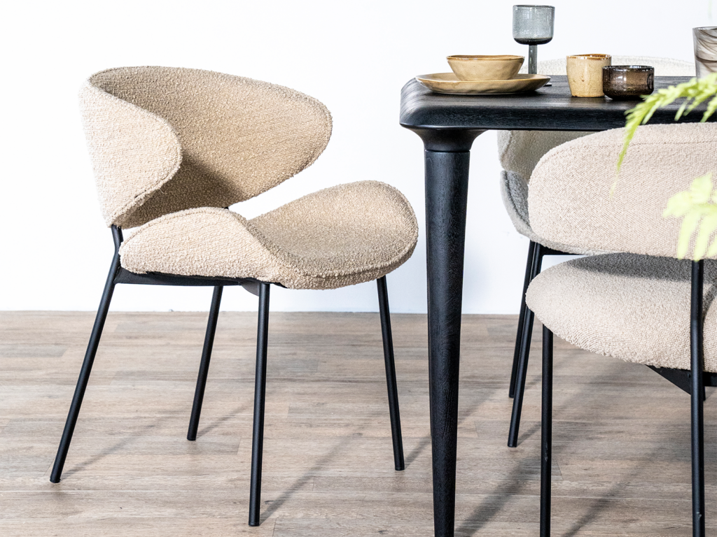 Stoffen eetkamerstoel met zwarte ranke pootjes