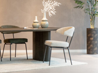 chique eetkamerstoel met lichte stof en zwart frame