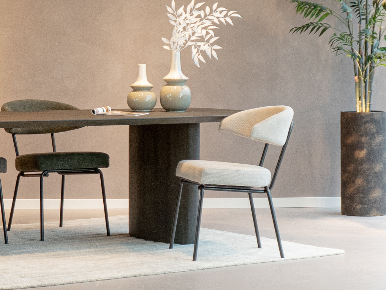 chique eetkamerstoel met lichte stof en zwart frame