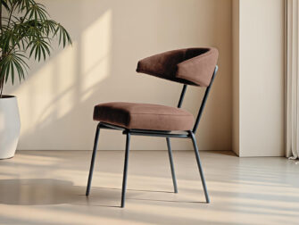 Comfortabele brandy stoel met zachte zit en minimalistisch frame