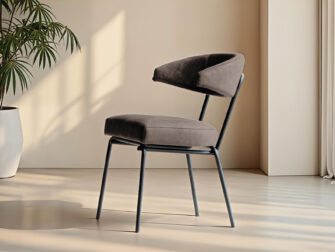 Donkerbruine eetkamerstoel met strakke vorm en zwart metalen poten