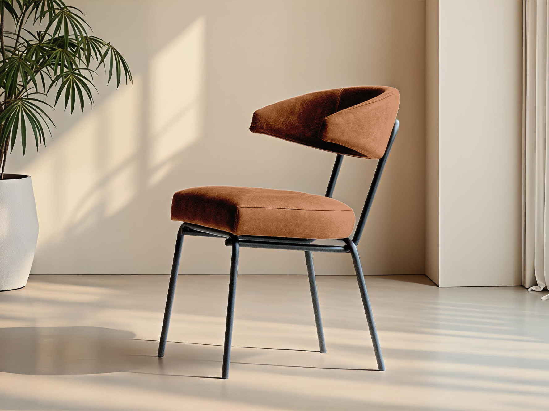 Warme roestbruine eetkamerstoel met comfortabele bekleding en slank frame