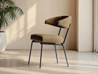 Eetkamerstoel in caramel bekleding met moderne ruglijn en zwart frame