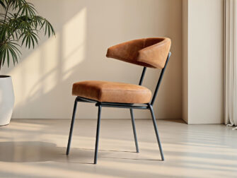 Warme roestbruine eetkamerstoel met comfortabele bekleding en slank frame