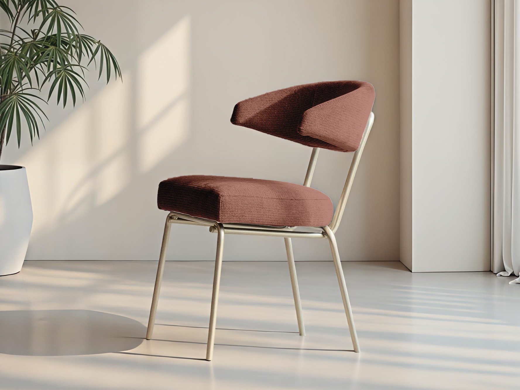 Oudroze eetkamerstoel met zachte rondingen en lichtgouden poten