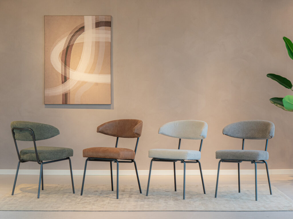 Eetkamerstoel met slank frame en zachte kussens