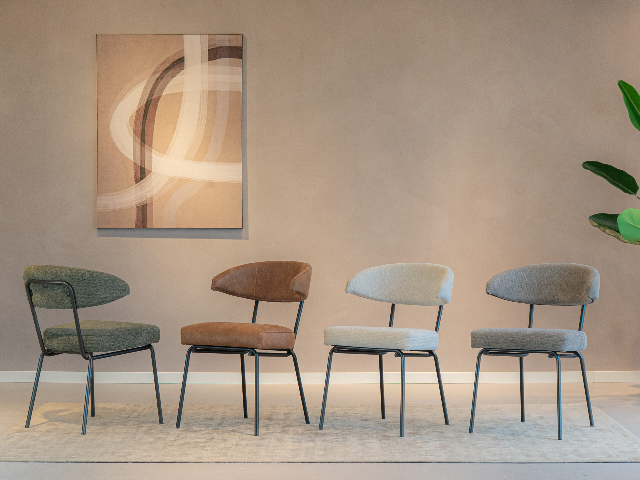 Eetkamerstoel met slank frame en zachte kussens