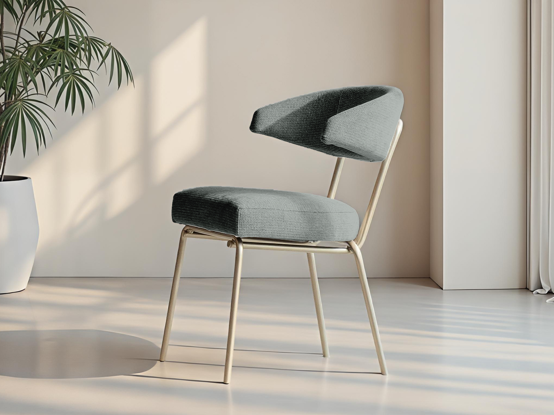 Lichtblauwe eetkamerstoel met slanke metalen voet en comfortabele armleuningen