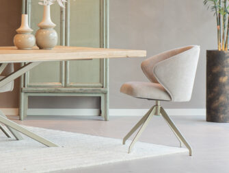 Eetkamerstoel Kayali - mito beige - onderstel e - metaalkleur champagne luxe moderne eetkamerstoelen in mito stof kleur beige