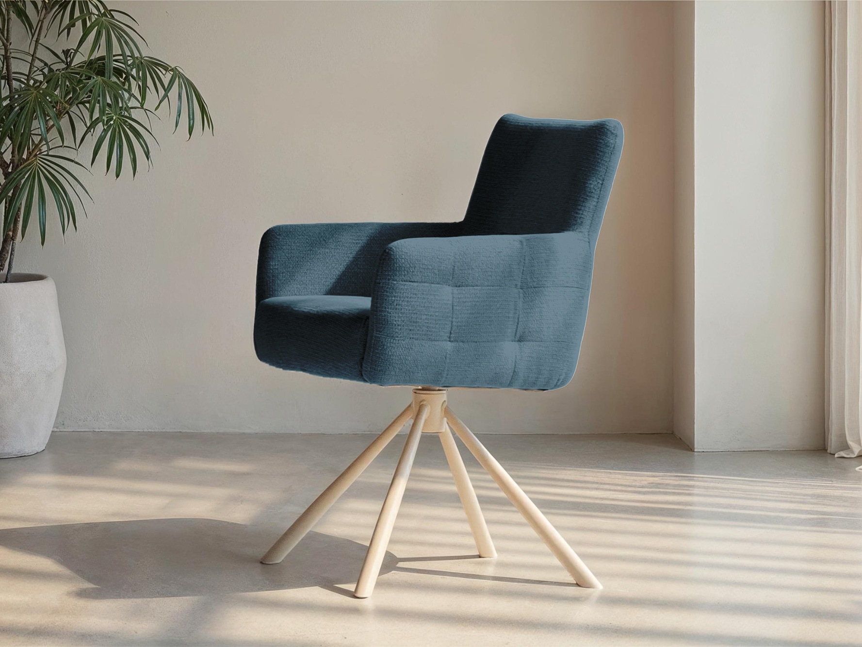 Zachte eetkamerstoel in warme blauwe tint