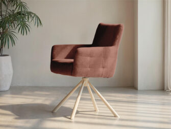 Moderne stoel met metalen onderstel in terra tinten