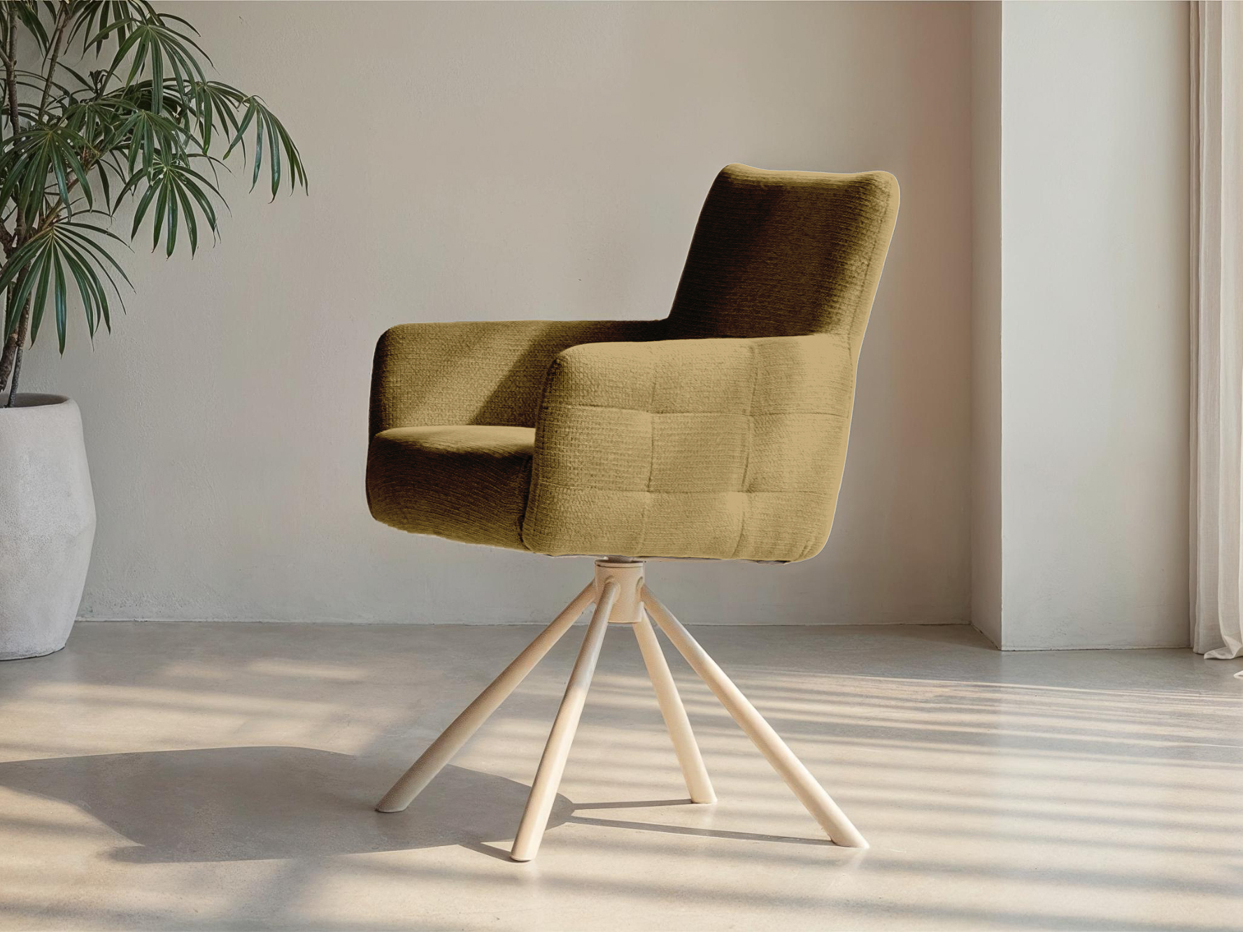 Comfortstoel met elegante armleuningen in mosterd gele tint