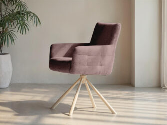 Moderne eetkamerstoel met stoffen bekleding en metalen onderstel