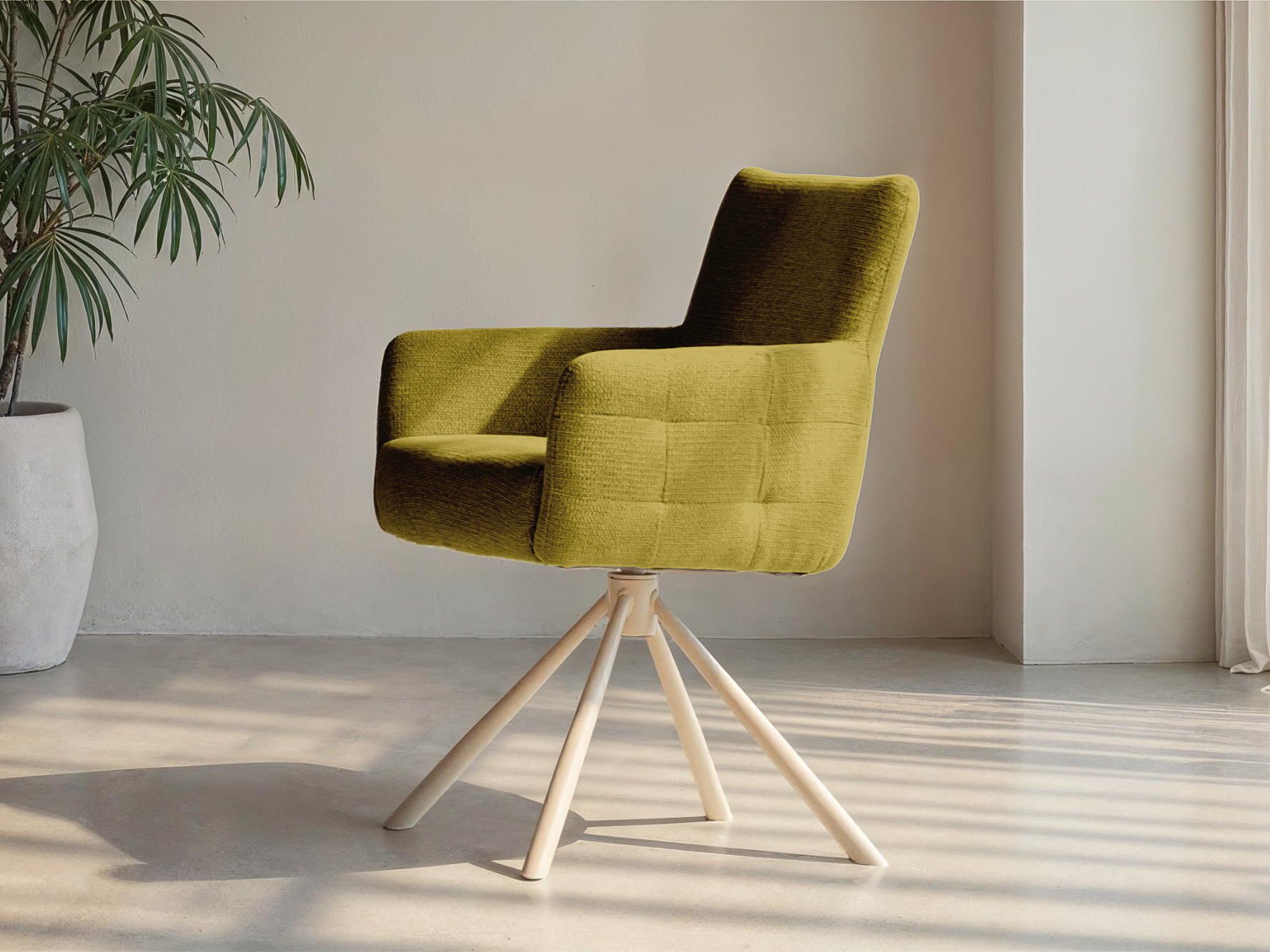 Comfortabele draaistoel met gestoffeerde armleuningen