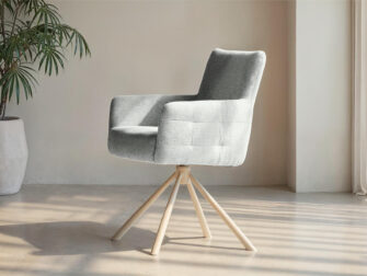 Luxe stoffen stoel met fijne afwerking