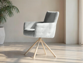 Eetkamerstoel in lichtgrijze stof met houten driehoekspoot