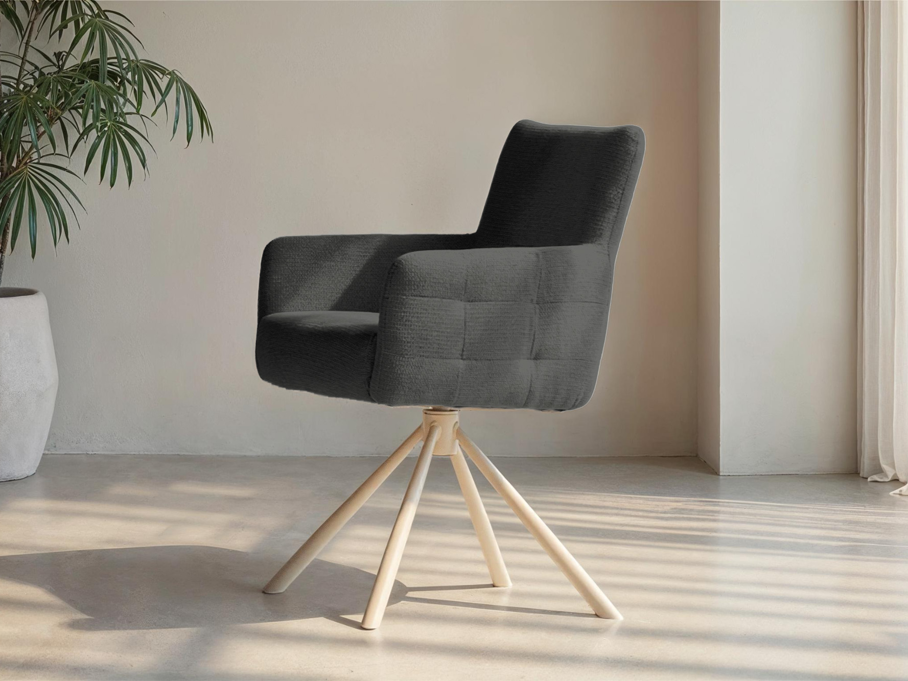 Eetkamerstoel met zwarte bekleding en metaal design onderstel.