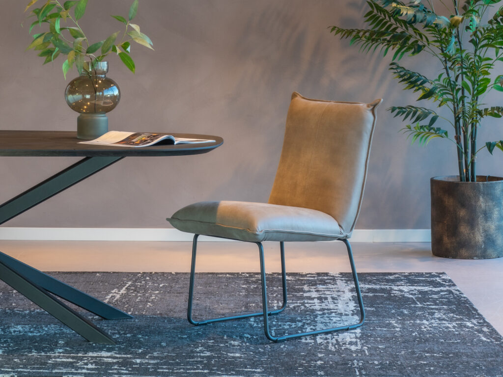 Ranke industriële eetkamerstoel in een grijze leersoort met beugelpoot