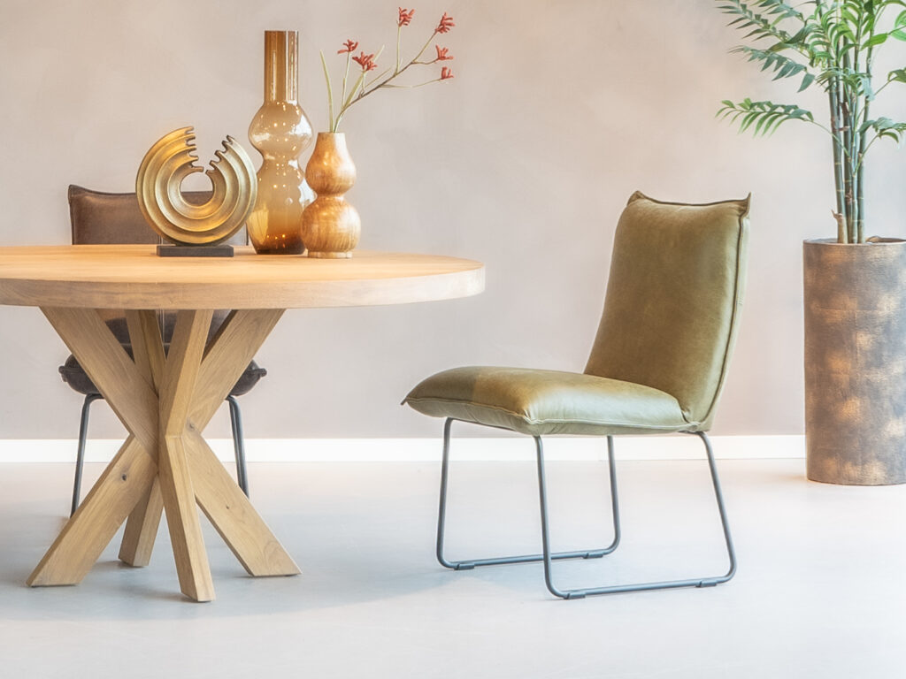 Groene leren eetkamerstoel hoge rugleuning en zwarte beugelpoot